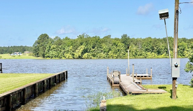 Shirley's Place- Cozy Waterfront Lake Cabin with Dock & Boat Launch.