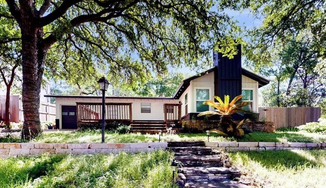 Single-story home with furnished patio, fast WiFi, washer/dryer, & central AC