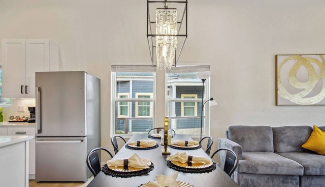 Skyline Retreat 3BR-3BA w/Stunning Views Near DT