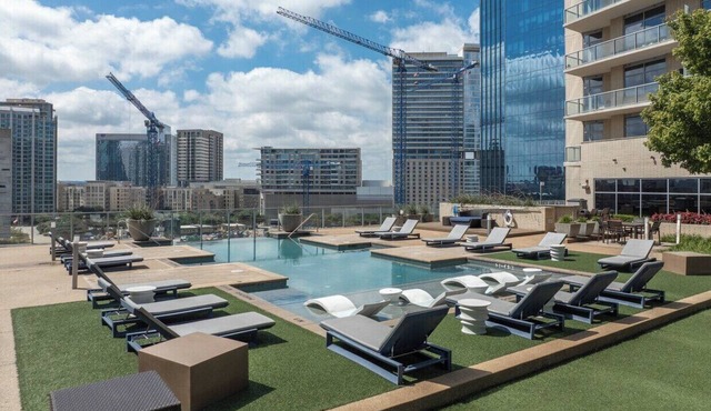 Skyview Downtown All Glass 1 Bedroom Cozy Apartment in Dallas