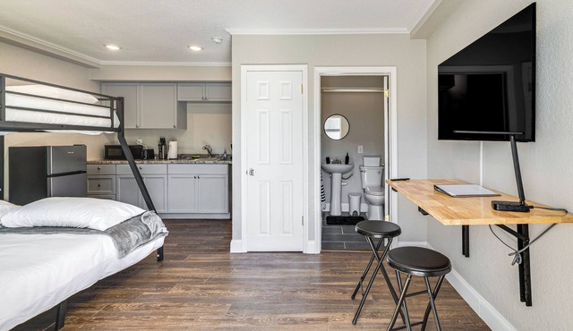 Sleek Studio Bunk 2 Mi to Chassahowitzka River! in Homosassa