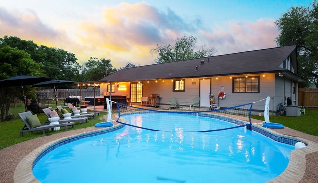Sleeps 10 - Pool - Hot Tub - Fire Pit - Playground