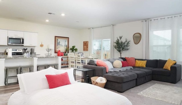 Sleeps 13 Near Seaworld Lackland 4BR