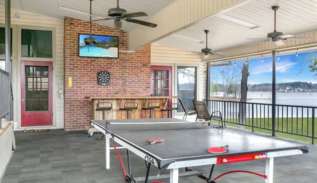 Sleeps 15 - Huge Yard - Lakefront - Perfect House for Large Groups