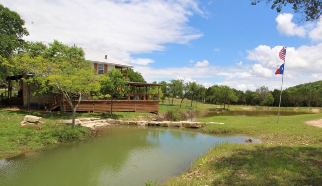 Sleeps 25, 5 Homes, Fire pit, Spring Fed Waterfront
