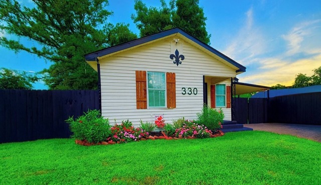 Sleeps 8 - Enjoy 3-bedroom Welcoming Cottage in Alex Near Downtown/Med Center