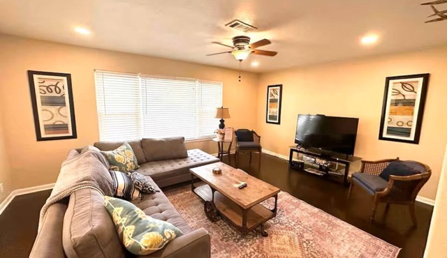 Sleeps 8/Large Fenced Yard/Patio/Pet Friendly