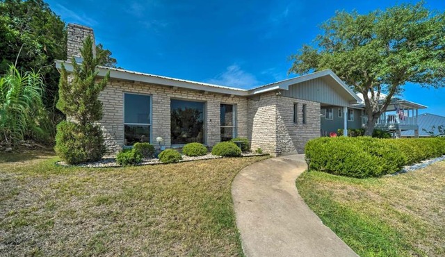Snowbird-Friendly House with Game Room, Full Kitchen, Balcony & W/D