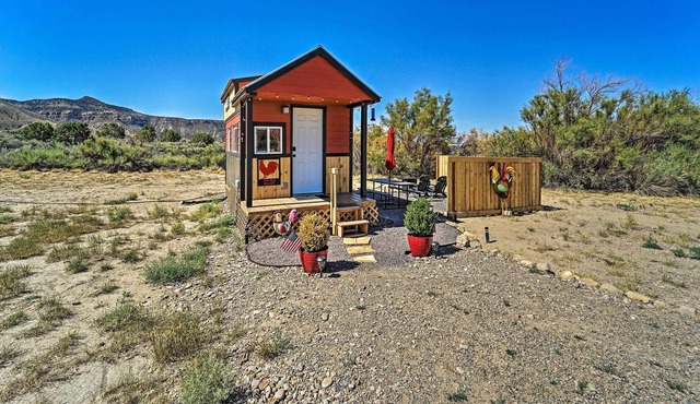 Solar-Powered Tiny Home: Gas Grill & Fire Pit in Cortez