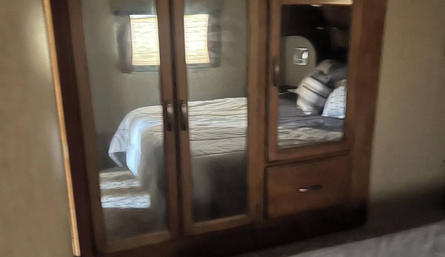 Soothing 1-bedroom RV with AC in welcoming Guy tx