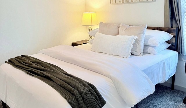 Sophisticated Abode: 1-bedroom Room in Richmond