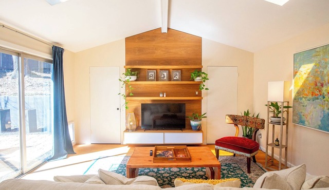 South Congress Retreat - A Vibey Stay Close to Bars, Shops, Music Venues & Hikes