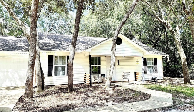 Southern Charm Under the Oaks - Pet Friendly