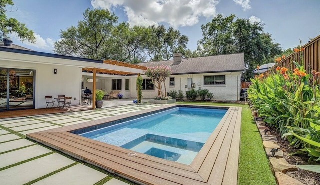 Southern livings-pool-4BRs-6Beds-entertainment room-courtyard-on BellaireHouston