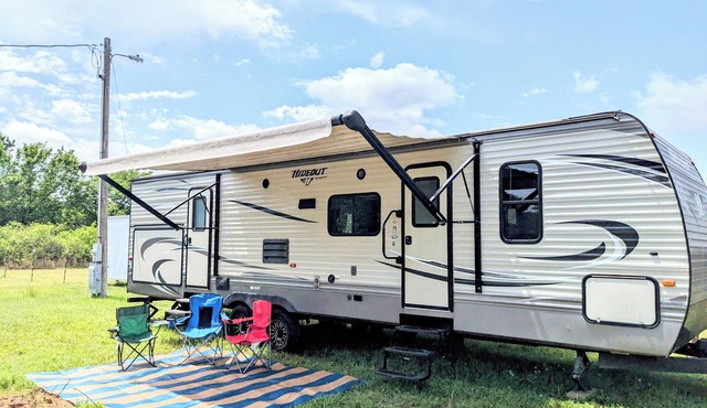 Spacious 2 Bedroom Bunkhouse RV, Farm View, Family and Dog Friendly in Tuttle