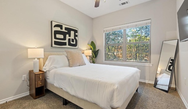 Spacious 2BR w Balcony Pool WiFi PEC 2202
