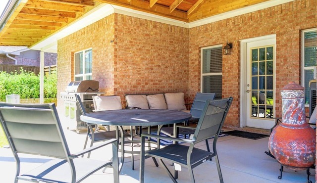 Spacious 3-Bedroom Retreat in Corinth, Texas. with a private backyard, playground, BBQ patio, and fully equipped kitchen. Just minutes from Lake Lewisville, Oakmont Golf Course, and a short drive to Dallas, Plano, and McKinney.