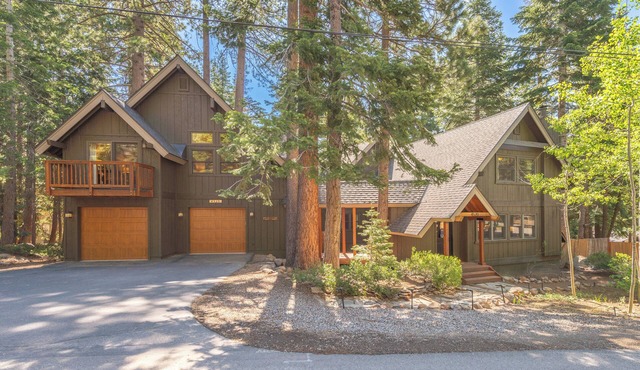 Spacious 3-bedroom with 1br Guest house, fenced yard, perfect for family getaways in Carnelian Bay
