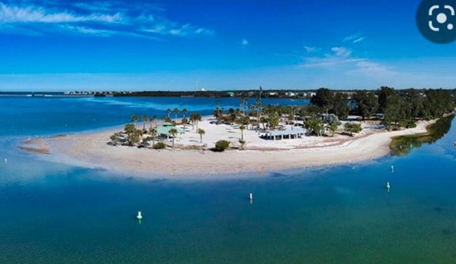 Spacious 3 Bedroom PET FRIENDLY!- Close to beach! in Tarpon Springs