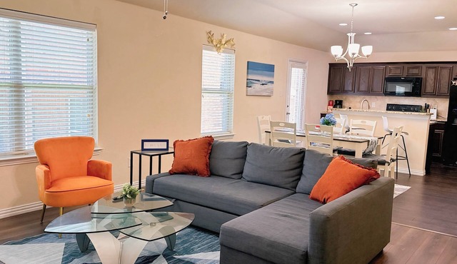 Spacious 4-bedroom house in charming Arlington with AC, WiFi