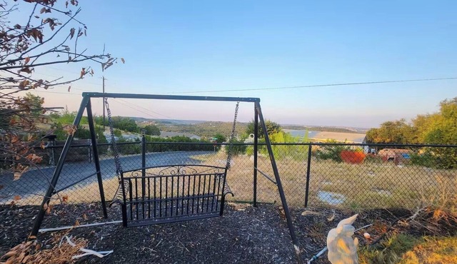 Spacious 4-bedroom house with pool in the hills of Leander in Leander
