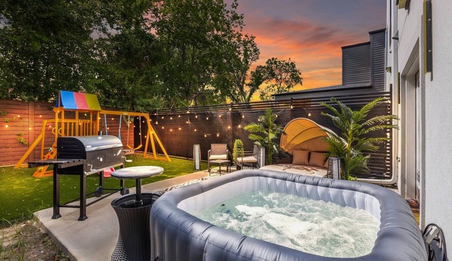 Spacious 4-bedroom house in lovely Dallas W/Game room & Spa