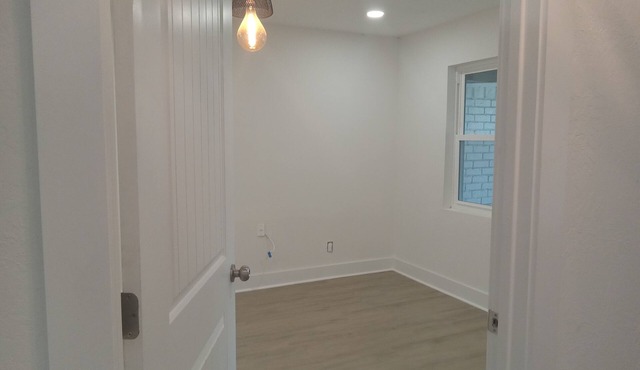 Spacious 4-bedroom house in beautiful Orange with WiFi, AC