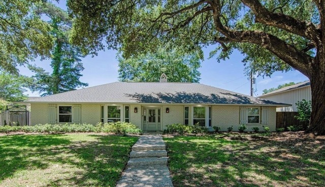 Spacious 4-bedroom house with bonus room in charming Baton Rouge with WiFi, AC