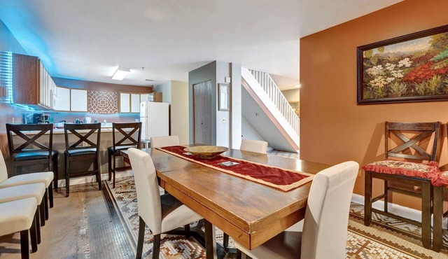 Spacious 4-BR Apt, Fast WiFi in Downtown Memphis. Walk to Convention Center. in Memphis