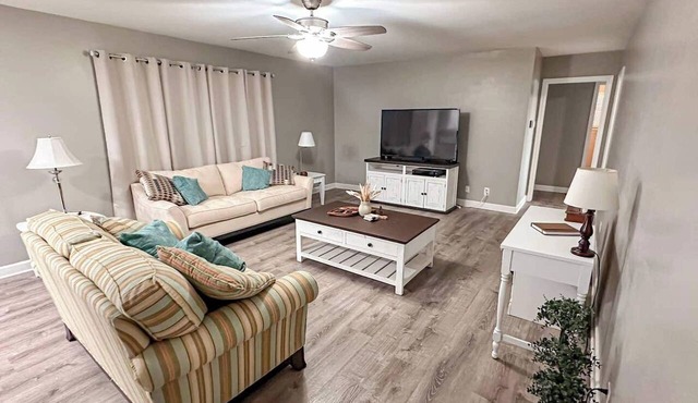 Spacious 4BR Home w/Pool Table Near Frank Buck Zoo