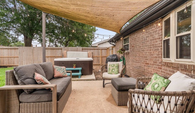 Spacious 4BR Houston Retreat w/Hot Tub!