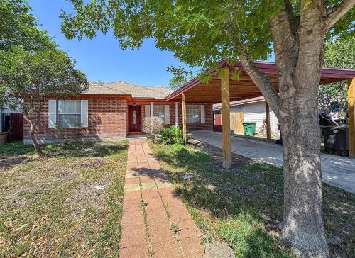 Spacious 4BR Near Riverwalk, Missions, Downtown San Antonio