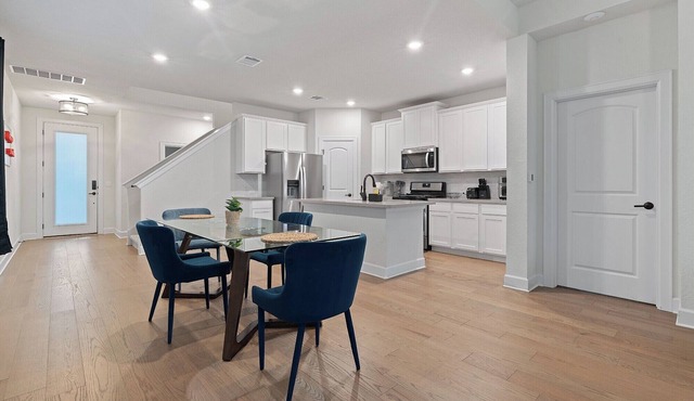 Spacious 4BR w/Yard, Near Airport & F1 Circuit in Quiet Neighborhood in Austin