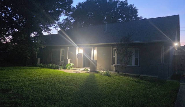 Spacious 5-bedroom 2 bath newly renovated house in beautiful Seabrook, new AC.