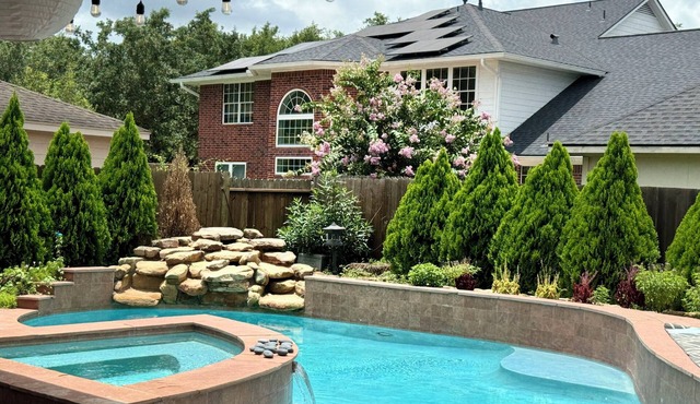 Spacious 5-bedroom house with WiFi and fitness room in charming Sugar Land