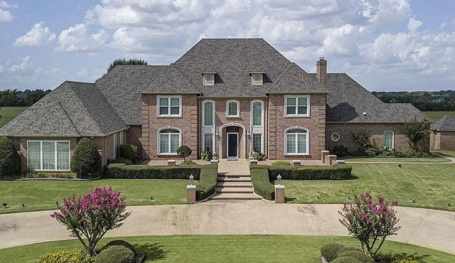 Spacious 5-bedroom house with great location to Texoma lake, shops and Casino