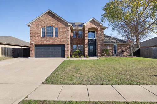 Spacious 5-bedroom villa in welcoming Burleson with WiFi, AC