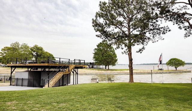 Spacious 6-bedroom house with WiFi and AC in awesome Gun Barrel City Boat Cletes