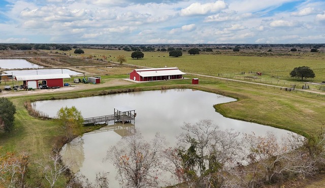 Spacious 6-bedroom lodge in beautiful Damon with AC