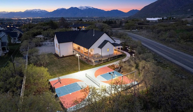 Spacious 6000 sqft Retreat with Pickleball Court & Entertainment Galore in Salem