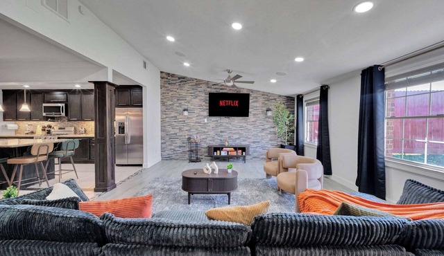 Spacious 6BR House | Sleeps 15 | 1GB|WD | Galleria