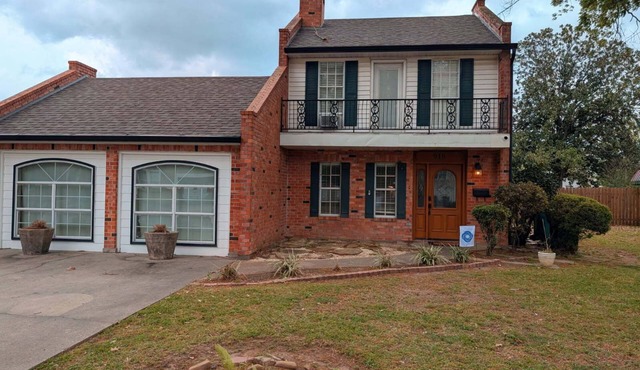 Spacious and bright 2-bedroom house in Freetown, Lafayette 1 mile from downtown.
