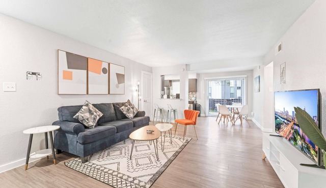 Spacious and Fun King Bed 2BR, 5 Min to DT w/pool in Austin