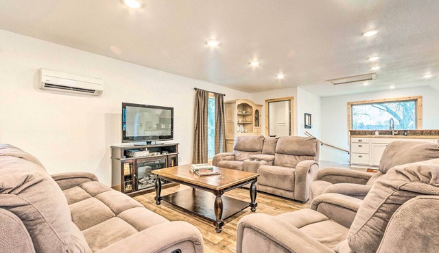 Spacious Apt Overlooking AR River: Near Dtwn!