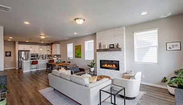 Spacious, bright executive SW Longmont home, close to Boulder in Longmont