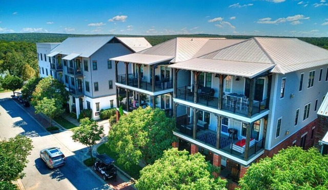Spacious + Central Condo in Carlton Landing