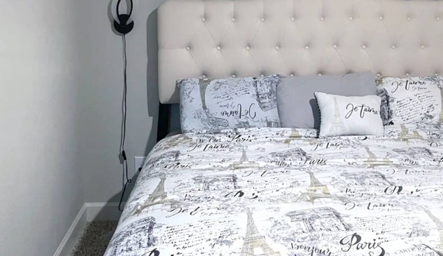 Spacious clean Quiet Room in shared New House in Anna with 2 baths in house