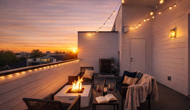 Spacious Dallas Townhome with Rooftop Terrace & BBQ