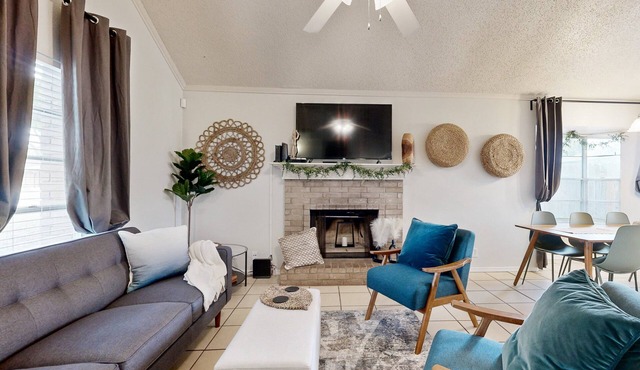 Spacious dog-friendly home, close to park with patio, AC, & W/D