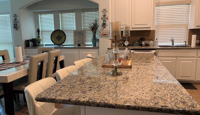 Spacious Executive Retreat - Sleeps 8+